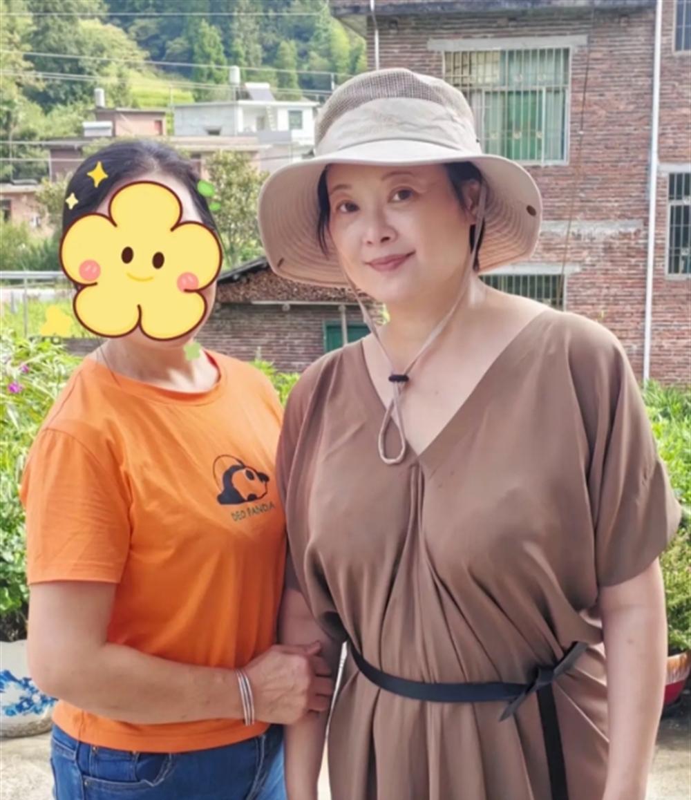 最近，一组袁立现身农村的照片在网上引发热议。这位曾在《铁齿铜牙纪晓岚》和《永不瞑