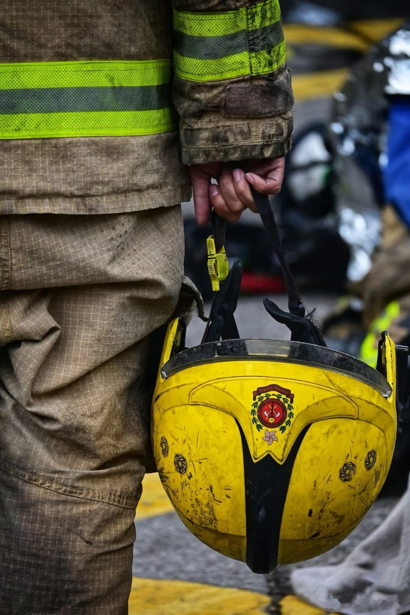 以凡躯赴烈火，以责任托举信任。每一次逆行，都是对生命的坚定守护。安全，才是对逆行