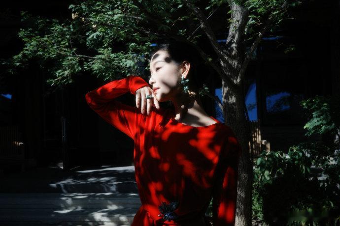 倪妮上城家宴造型获赞 红色仿佛是倪妮的专属底色！置身清幽古典园林，一袭红裙热烈又