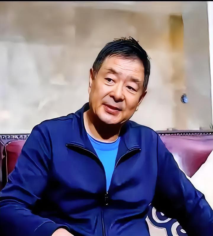 我那个做养老护理的朋友，
直接跟我说了句大实话——
“网上都在夸濮存昕那根布带是
