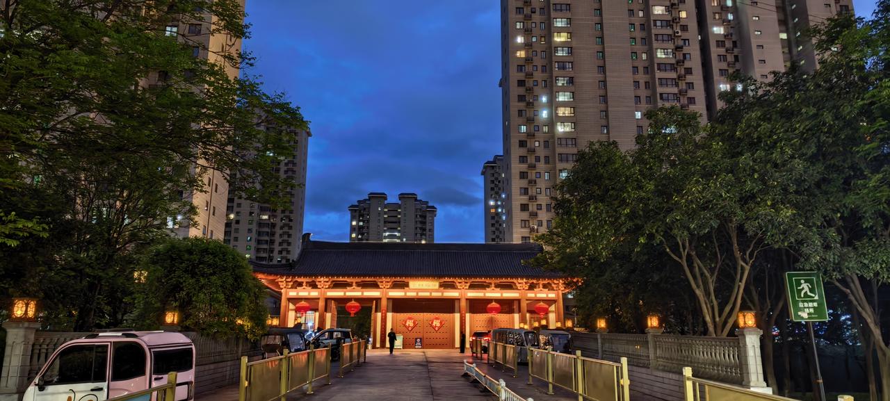 在航天大道，看到一个高端小区的门头，真所谓低调的奢华，不得不说西安的建筑行业真是