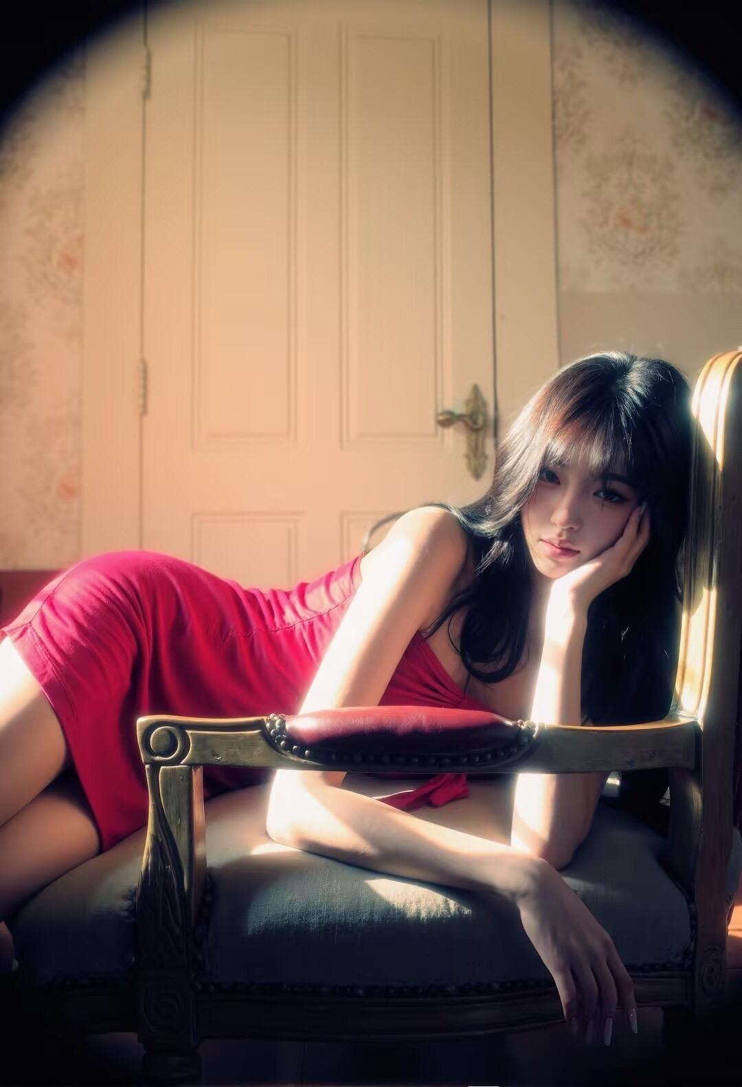 御姐红裙杀 氛围感写真分享 窗边温柔甜美氛围