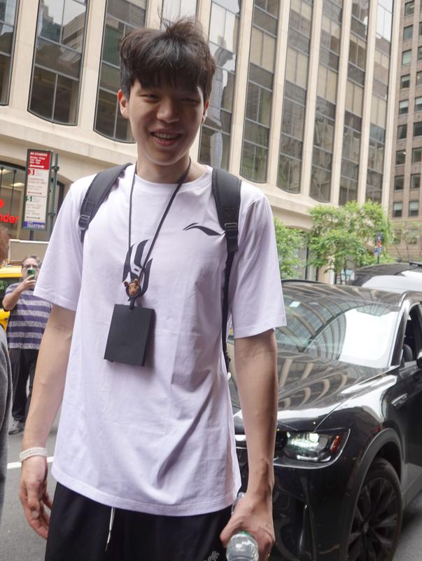 杨瀚森夏季联赛新高：

15分3板2助1断2帽3失误
6/13｜三分3/6

这