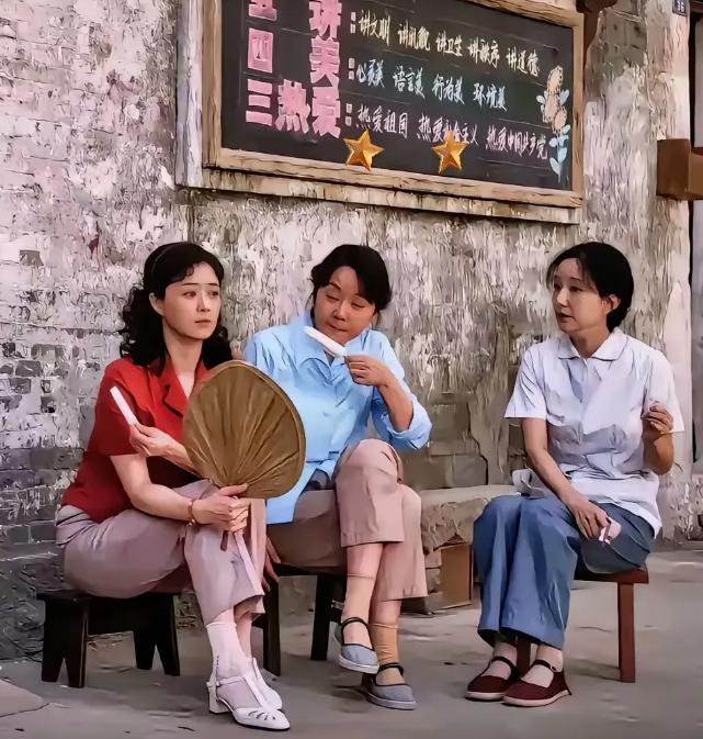 看来时尚也是个轮回啊！每个年代追求的时尚果然是不一样的，现在再去看《小巷人家》的