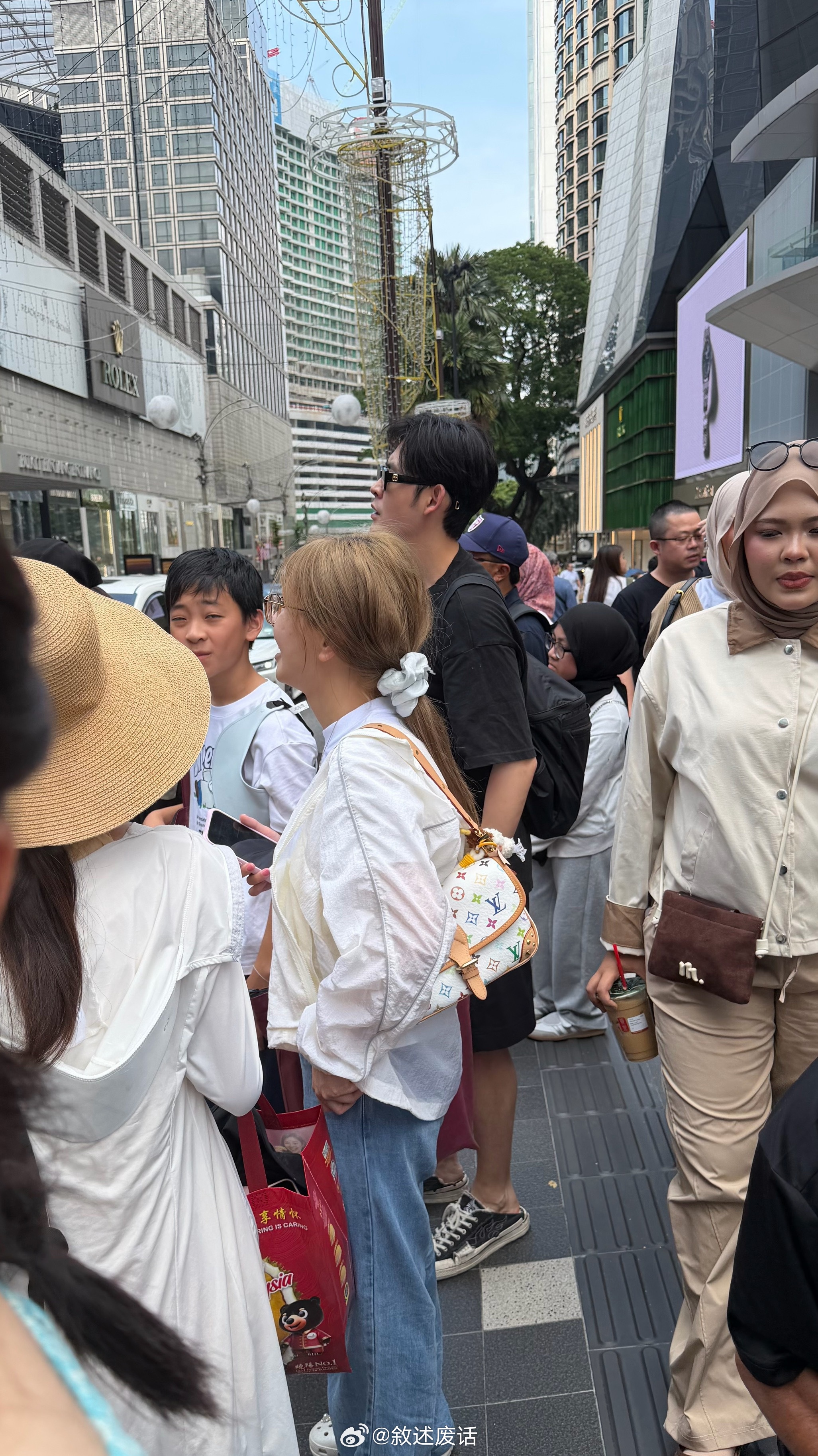 一大堆人围在这里，xhs一搜原来是明星线下活动，然后旁边等红绿灯的时候又遇到了李