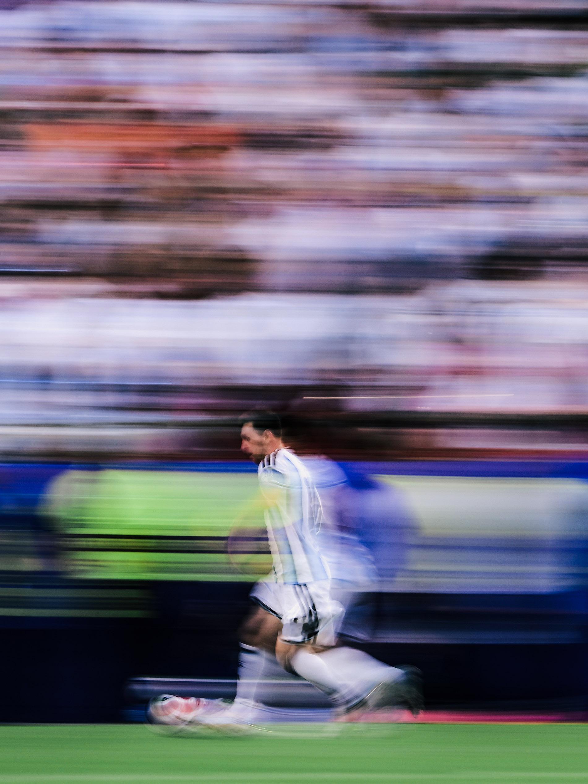 ✅【好图】世界杯西语官方：比时间更快。🏃⏳穿梭到从前好么！😌📸梅神壁纸球王