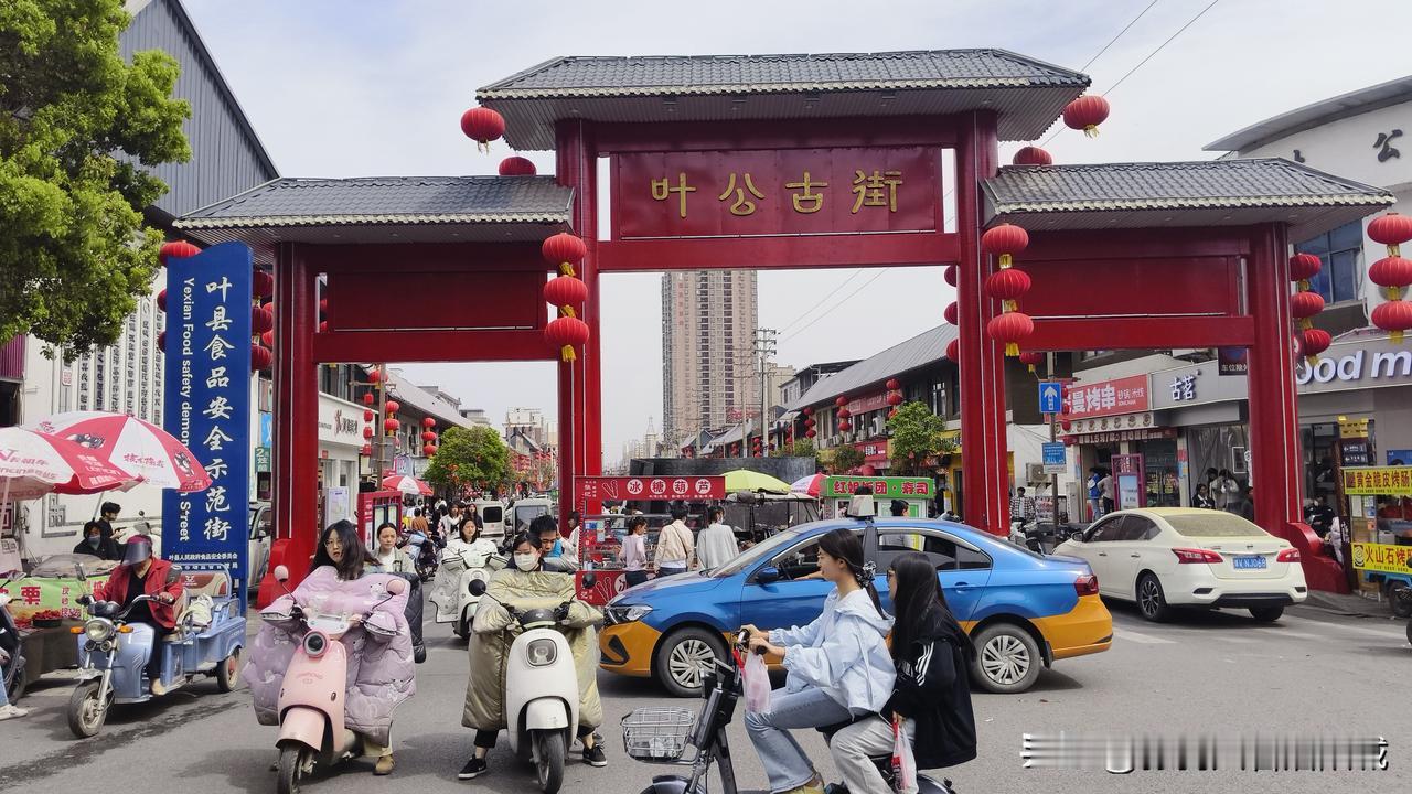 清明回老家叶县圆觉寺上坟，中午到叶县城转转，在“叶公古街”用餐。感觉这家”老唐米