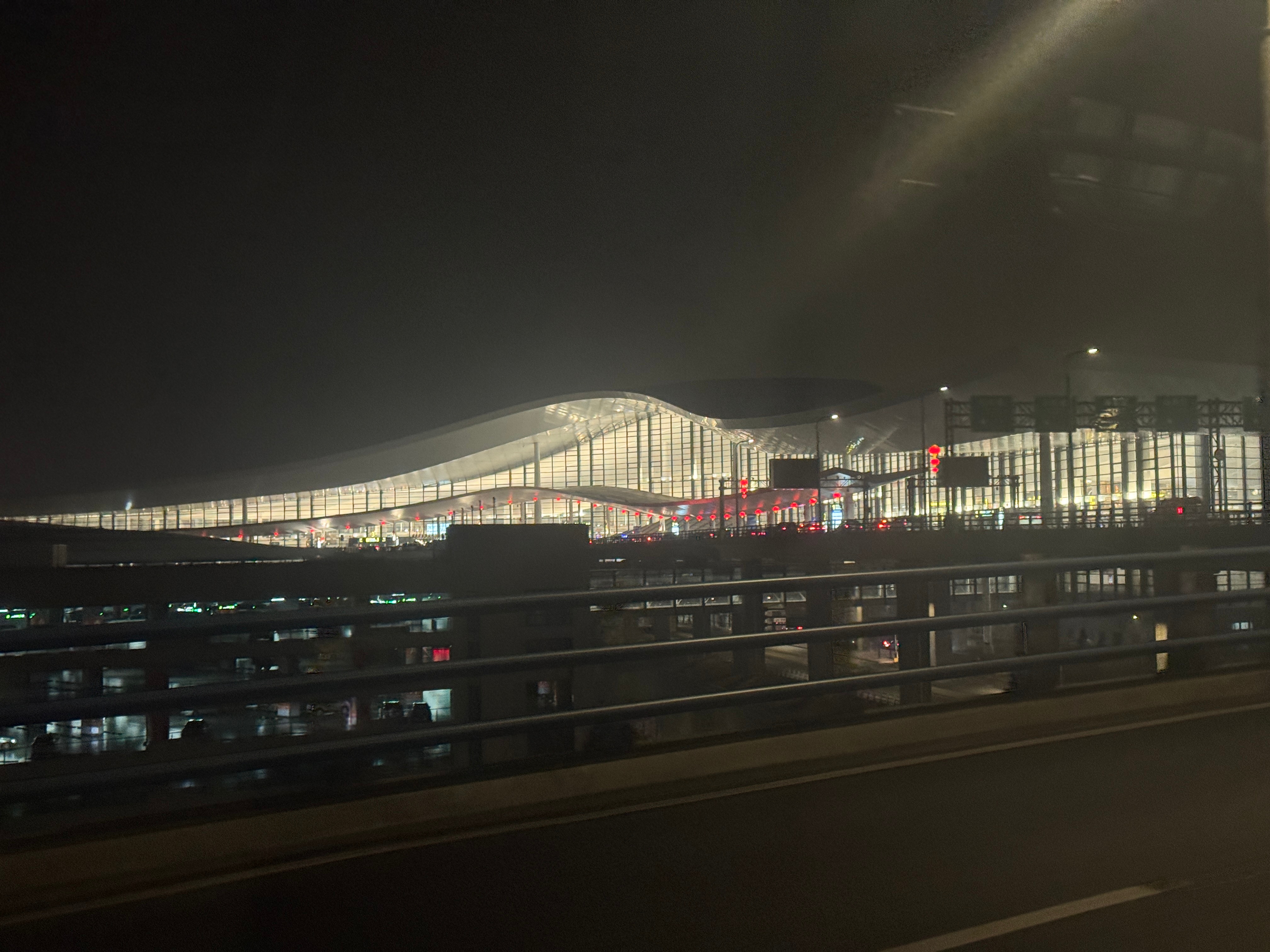 已到机场，等下落地杭州就要开始搬砖了话说，上次来还是地窝堡机场呢～雨丝的日常 乌