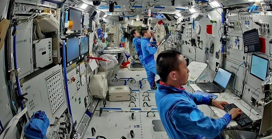 天宫空间站用的似乎还是老款ThinkPad(大下巴像16:9屏幕？)，墙上还挂着