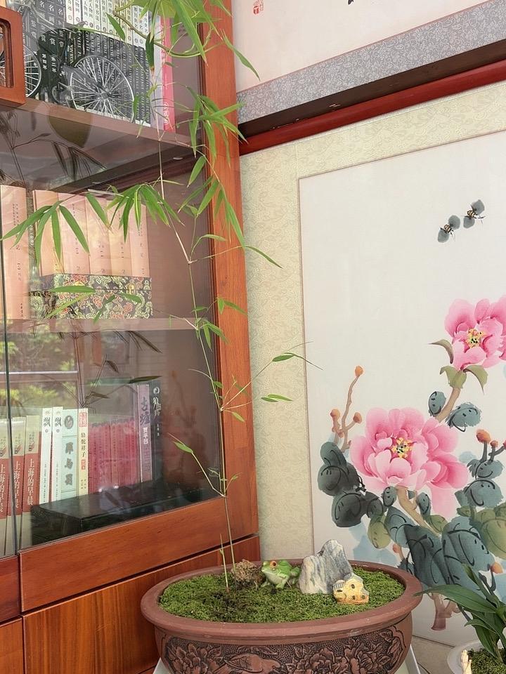 糊涂一点
有山有水有翠竹，
人生难得是糊涂。
从从容容到百岁，
回眸一笑有却无。