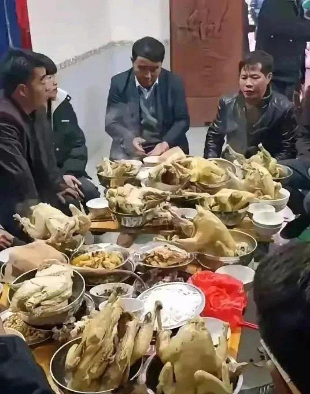 这是我见过最离谱的席了，但凡多上几个菜
