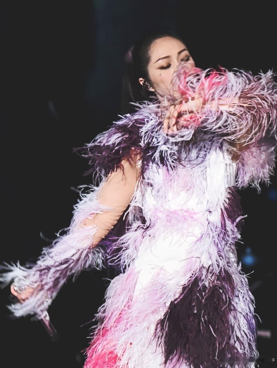 杨千嬅演唱会 氛围真的好，全场粤语大合唱，红磡班底稳稳的。周六已经这么好了，周日