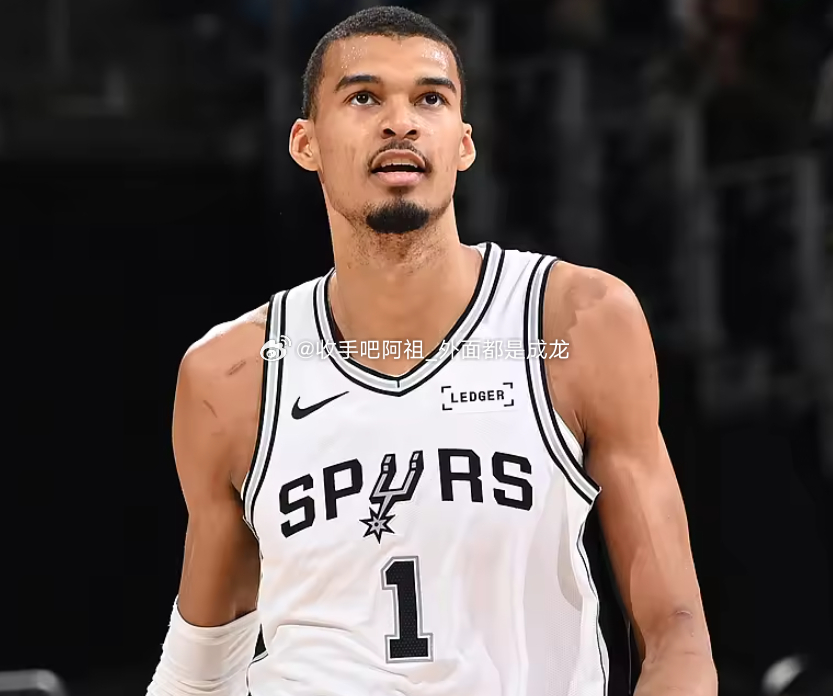 NBA总决赛G2，马刺主场104-105输给尼克斯，大比分0-2落后。在NBA总