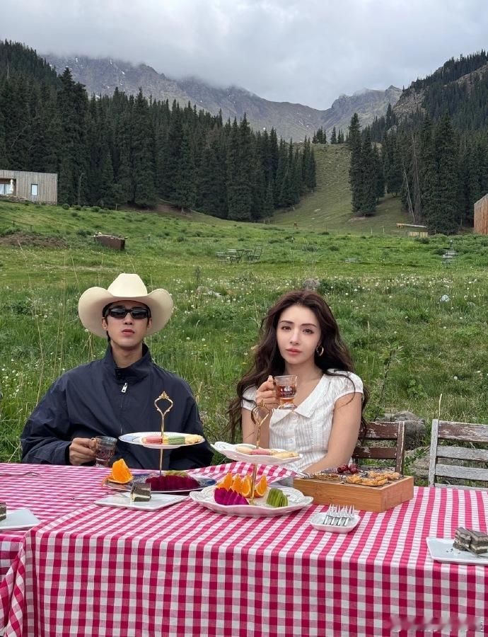 姜潮麦迪娜晒十年压箱底合影天声一对爱情是一场长跑，姜潮和麦迪娜用实际行动告诉我们