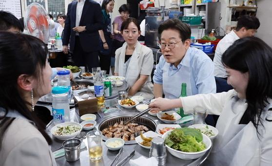 李在明带头外食：“物价高涨，大家一起撑自营业者”

为推动即将实施的“民生恢复消