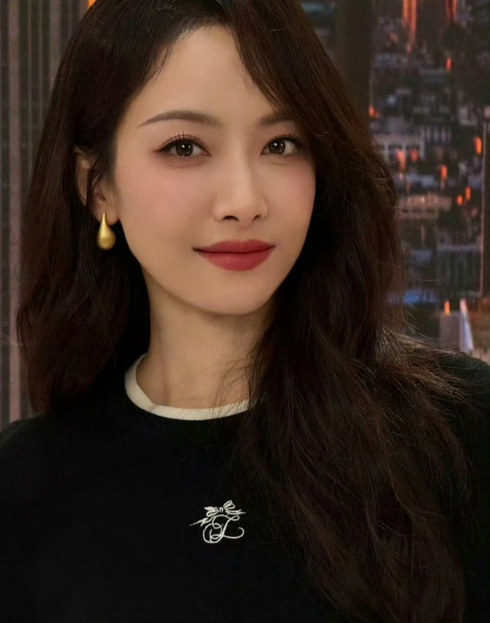 宋茜这次的妆造好有个人特点啊，把都优点放大了，很大气明艳[好喜欢] ​​​