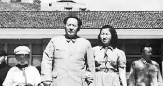 1972年，李讷生娃后生活困难，写信请求爸爸接济，毛主席看罢来信后，心痛不已，指