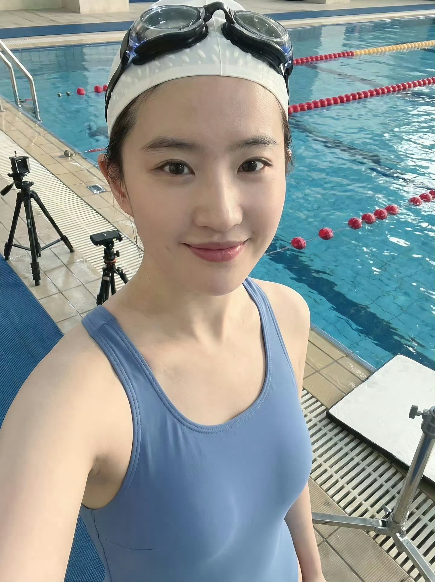 刘亦菲 蓝色泳装👙 