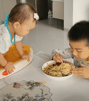 这小家伙忙活了半天，一点儿也没吃到嘴里去呀![捂脸]