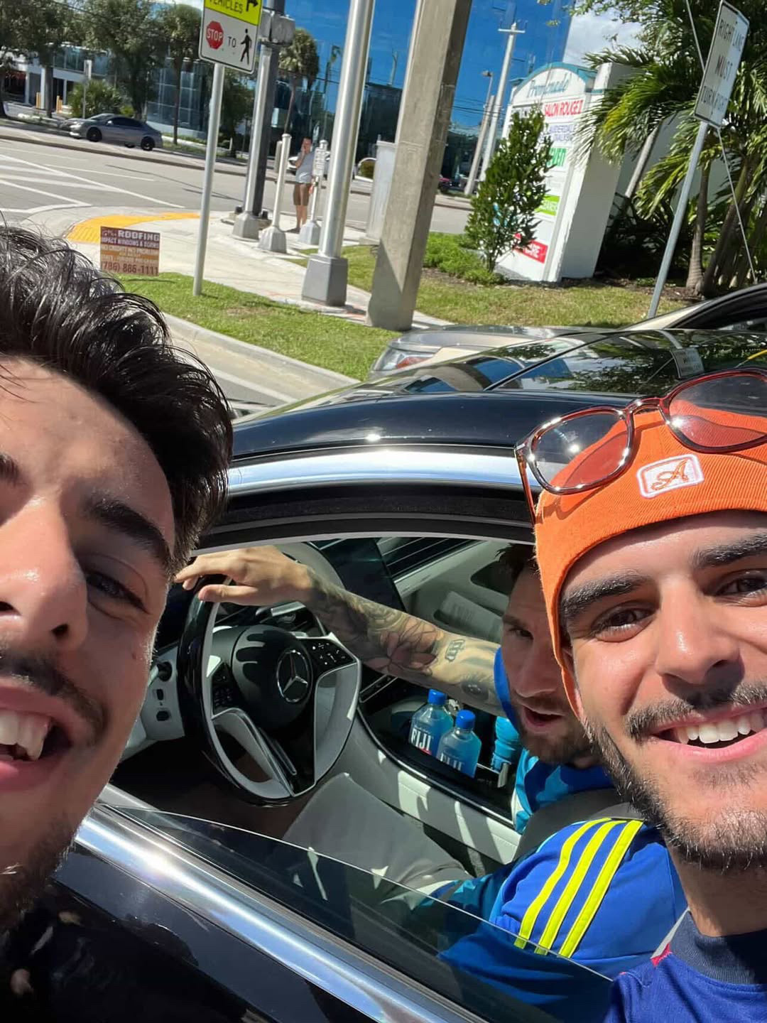 梅西  被球迷偶遇的小梅梅西能有多可爱