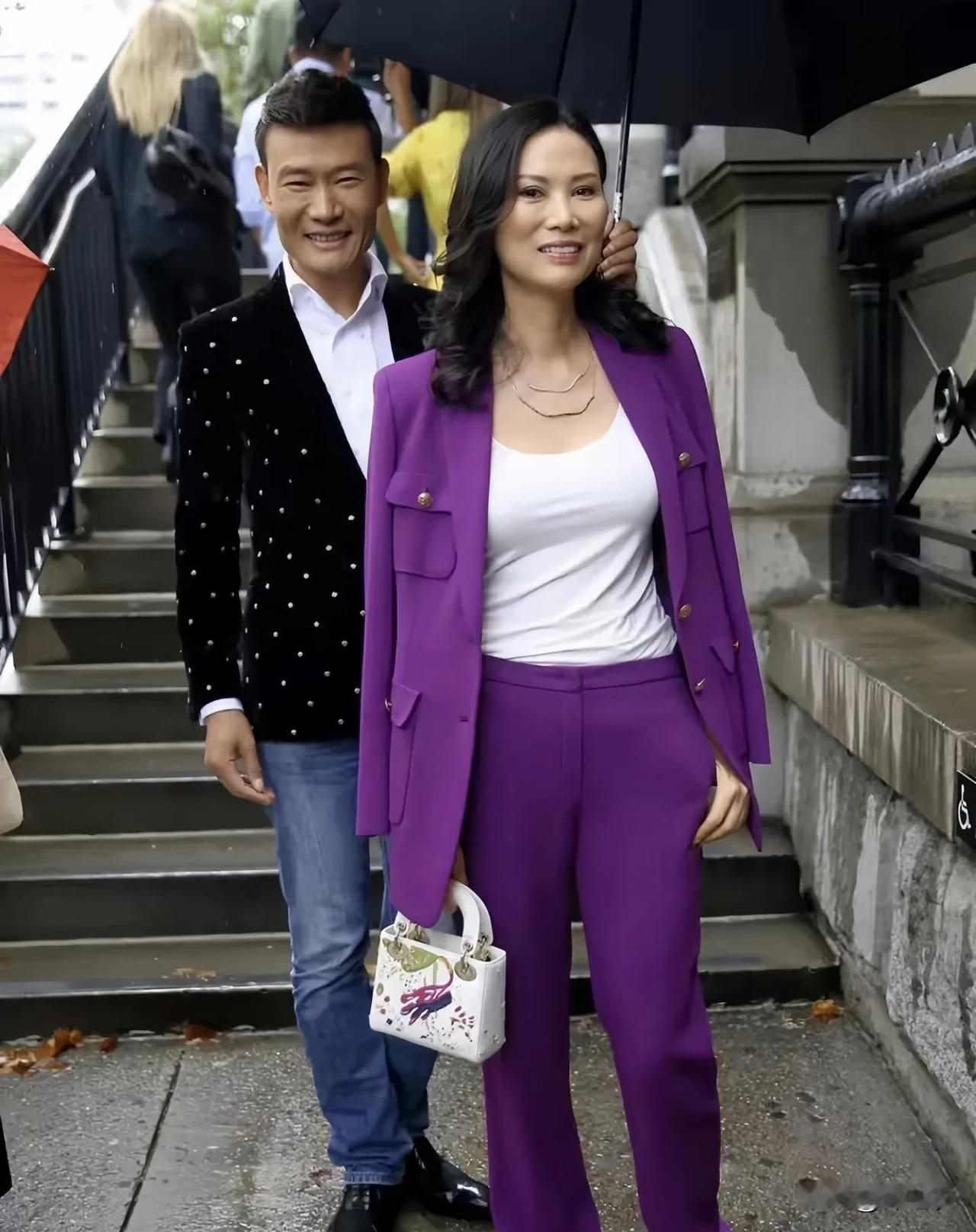 邓文迪很适合混时尚名媛圈，因为她的长相一般，身材高瘦，气质还不错。

不过，她也