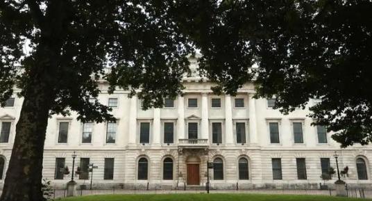 中国外交部发言人林剑表明，如果英国政府不批准中国在英国新建大使馆，中国将坚决维护