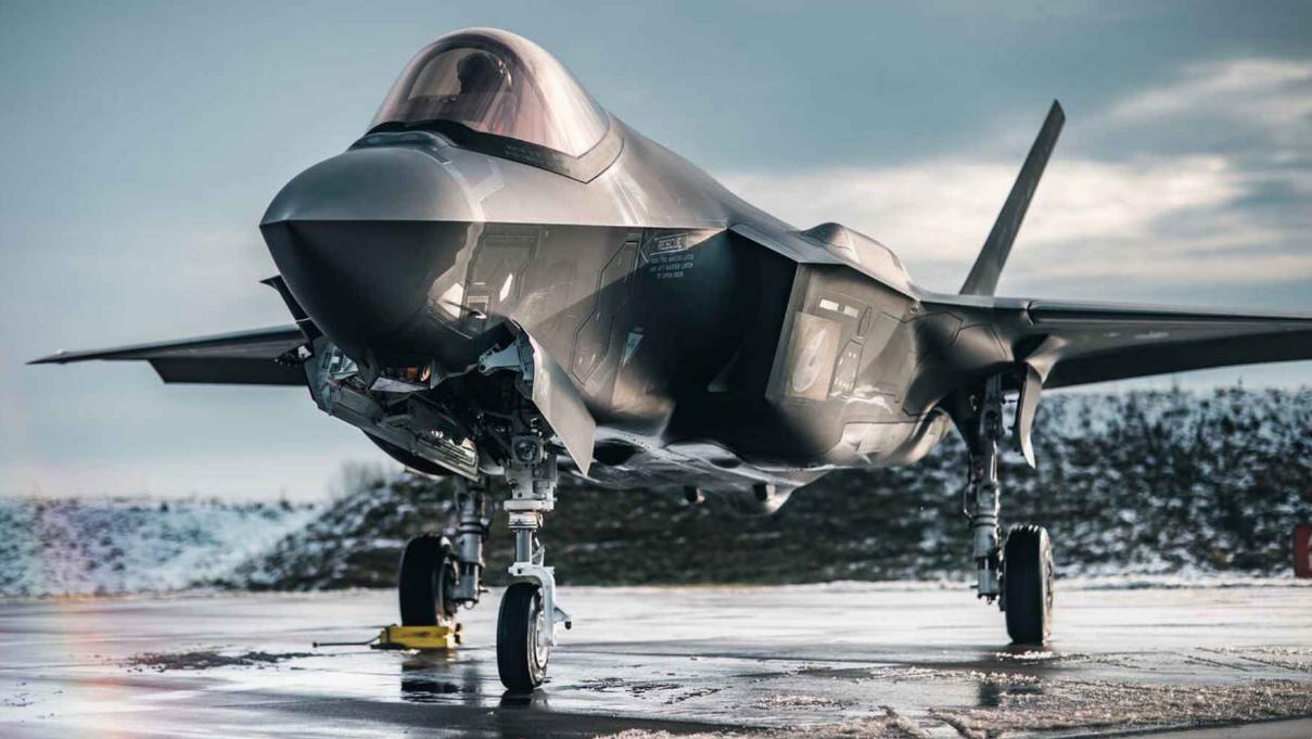 F-35A可以起到反雷达，以及充当雷达的作用
F-35A 是一款隐形战斗机，意味
