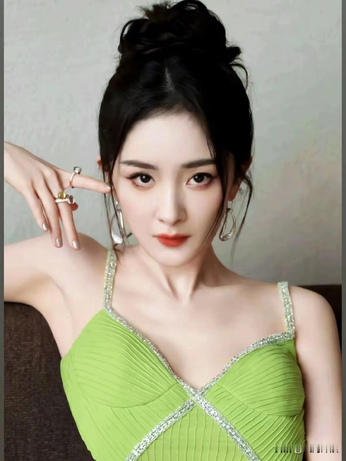 中国文艺评论家如此评价演员杨幂！
这位评论家说
对杨幂的评价
可用8个字来概括