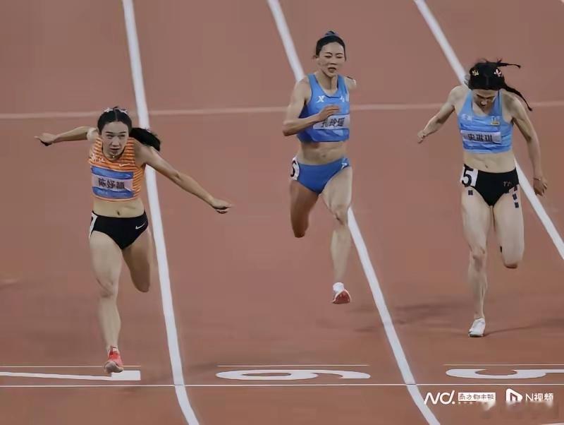 看比赛视频，小孩姐速度太快了，100米居然把后面几位甩开了一大截，果然是天赋异禀