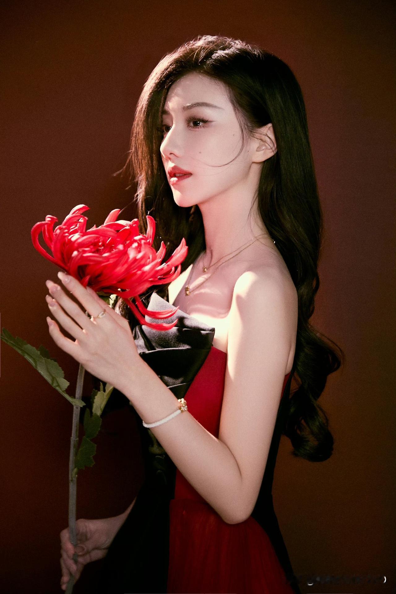 王鹤润手持彼岸花头戴红纱 美得张扬又艳丽