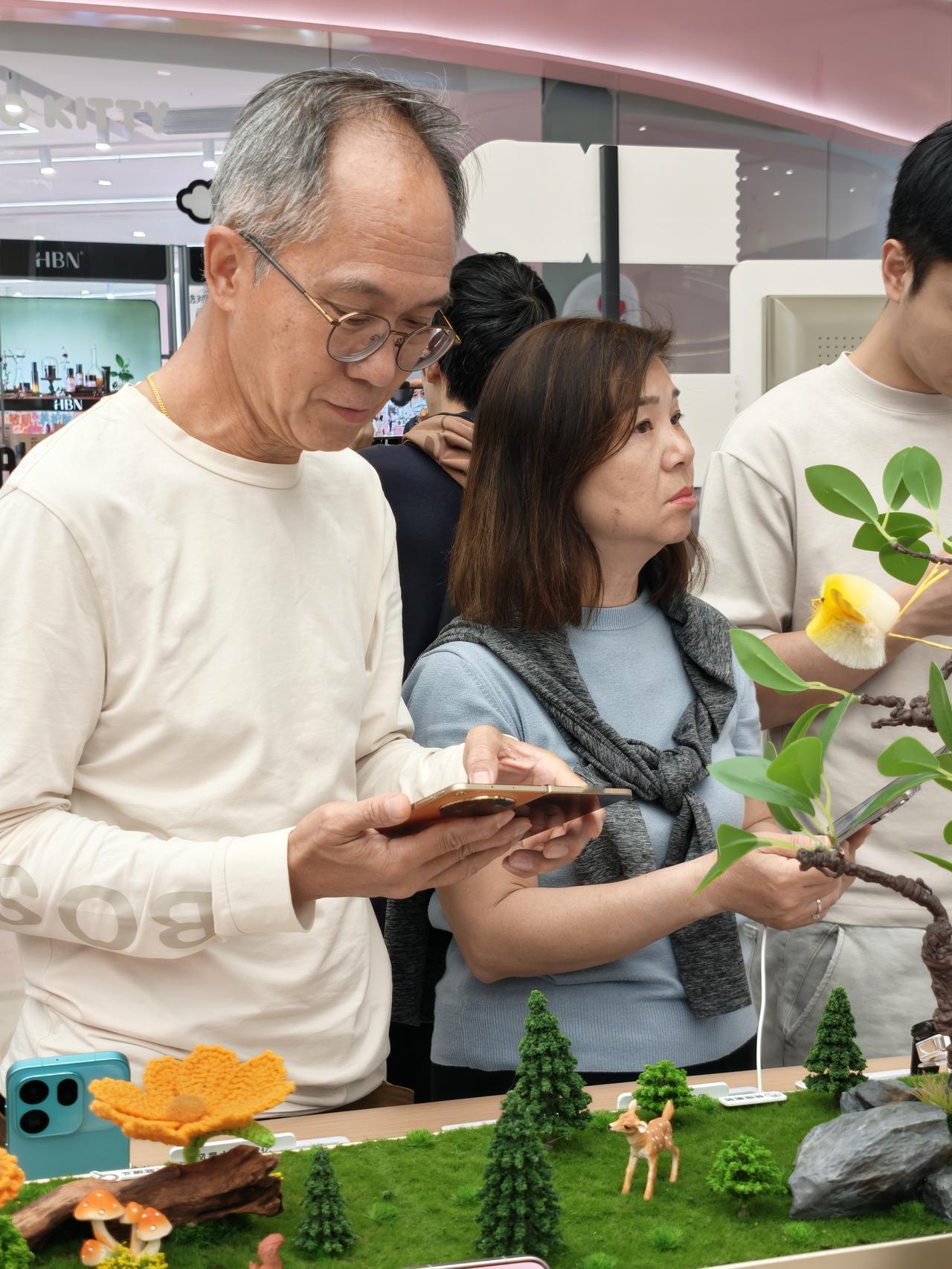 五一在福田逛街，路过了OPPO门店， 顺便去摸了下经常在网上刷到的Find N6