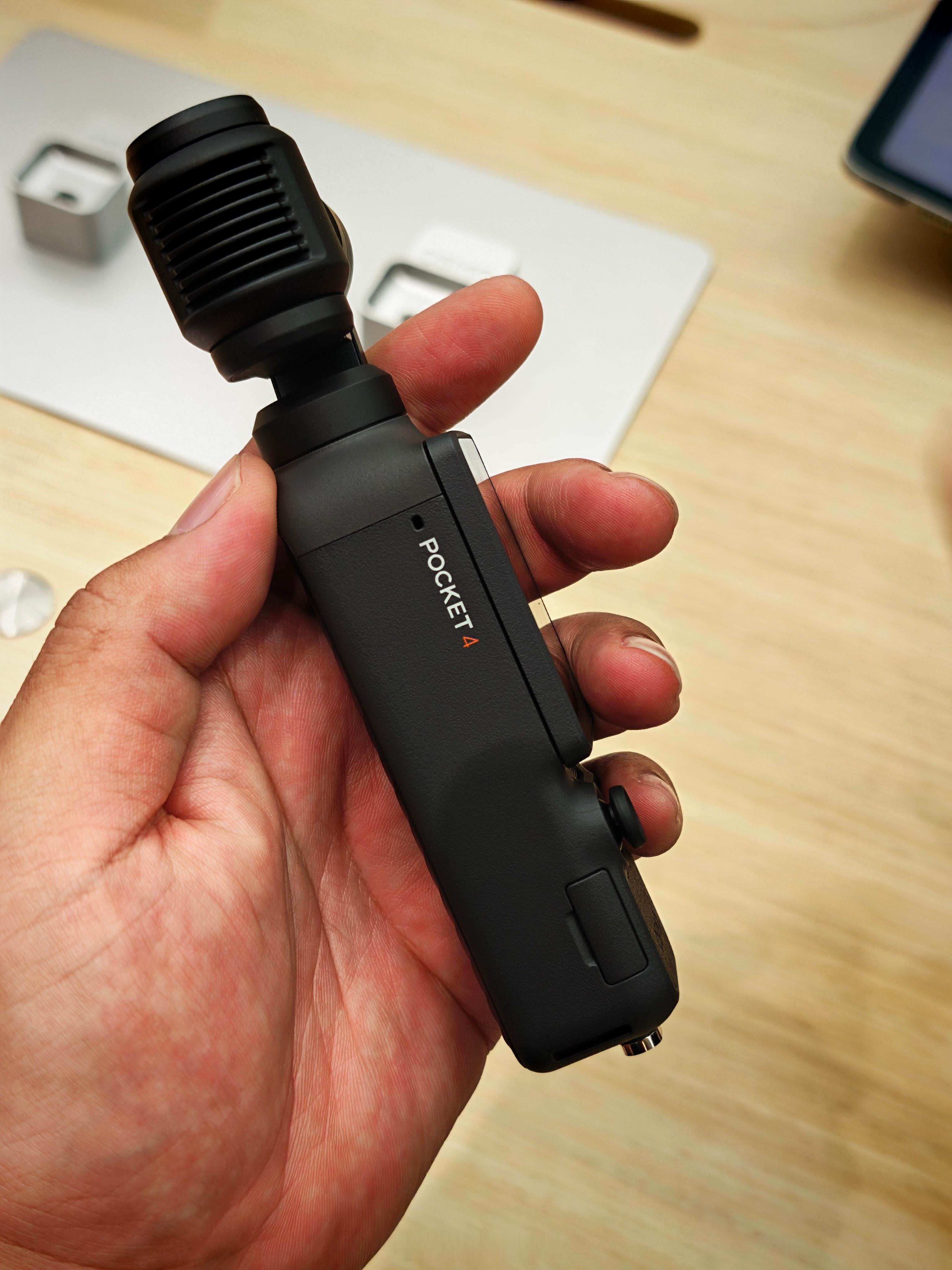 继续路过门店，说是大疆Pocket4 还有几台现货。 