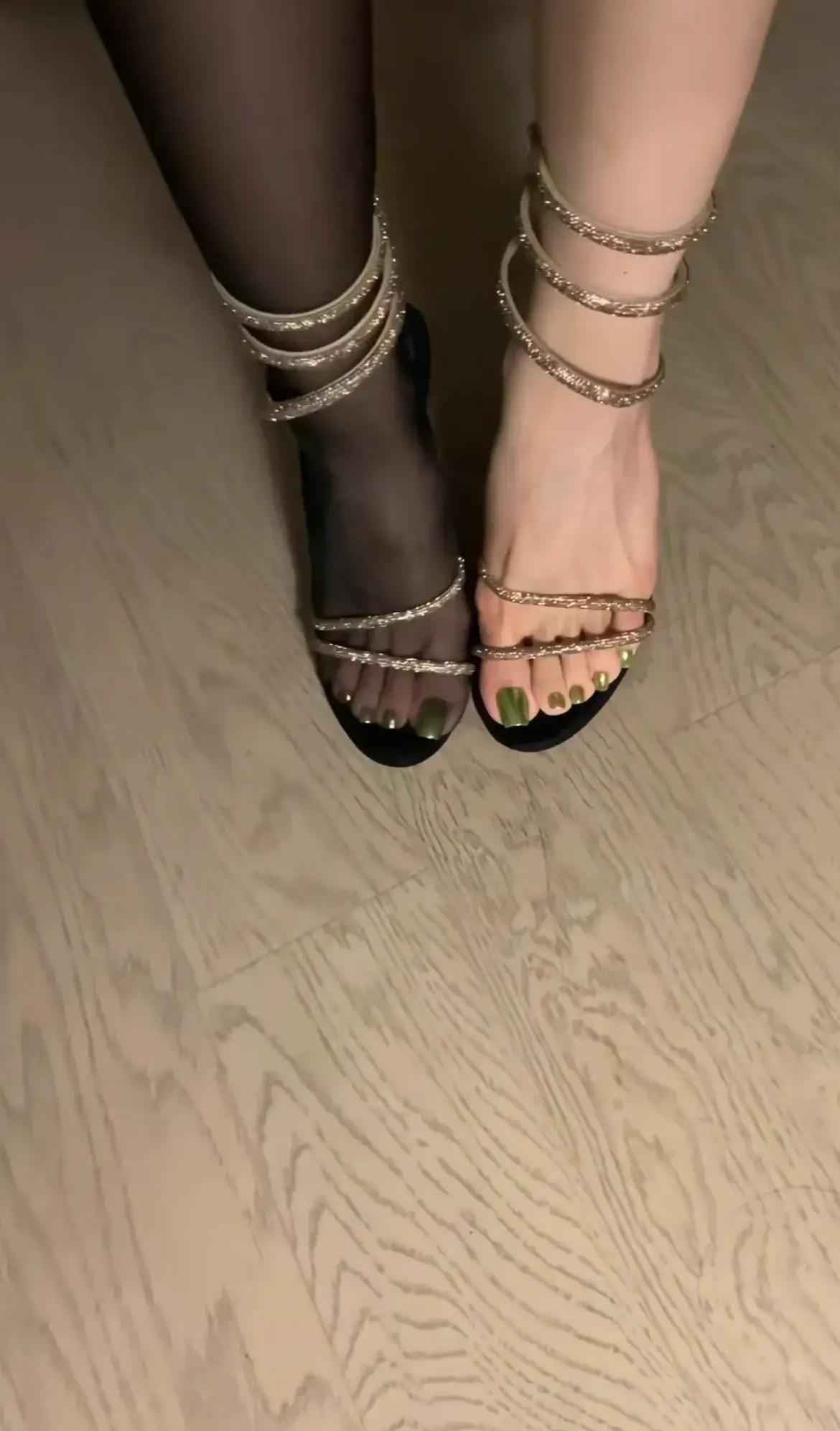 优雅气质，脚踝上的金饰与黑色高跟鞋完美搭配，尽显时尚魅力！对于女生喜欢做美甲你们