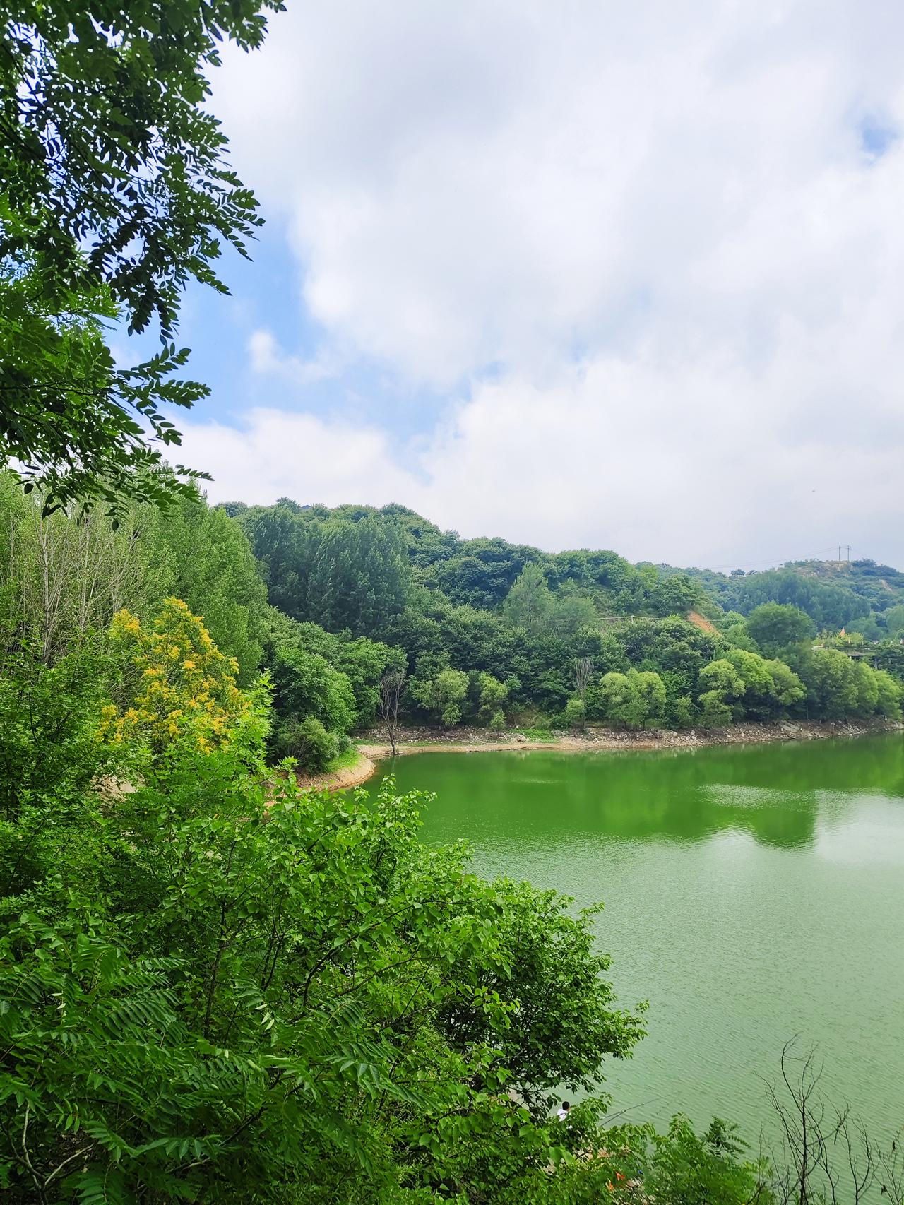黄巢水库（济南南部山区柳埠）算不算个景点呢？
        你说它算个景点吧，