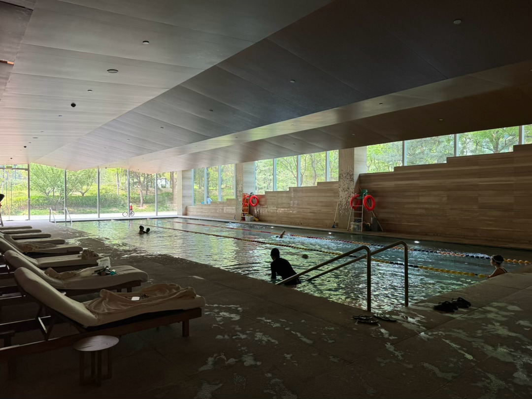 今年泳池里不少牛人，一个老外妈妈盯着儿子练自由泳。今年第20次运动打卡 北京·北