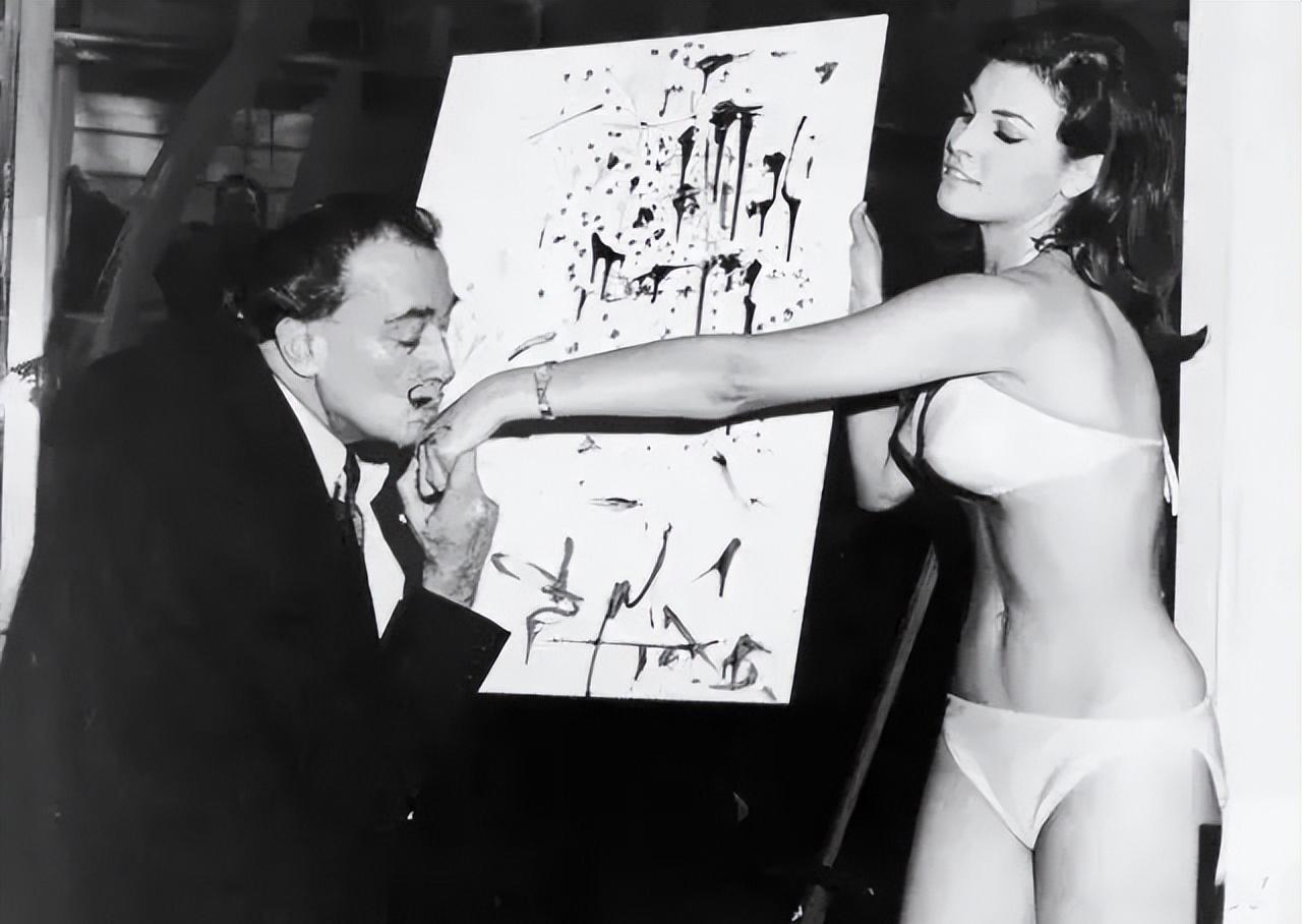 这张照片拍摄于1965年，当时与毕加索齐名的西班牙著名画家萨尔瓦多·达利，正在亲