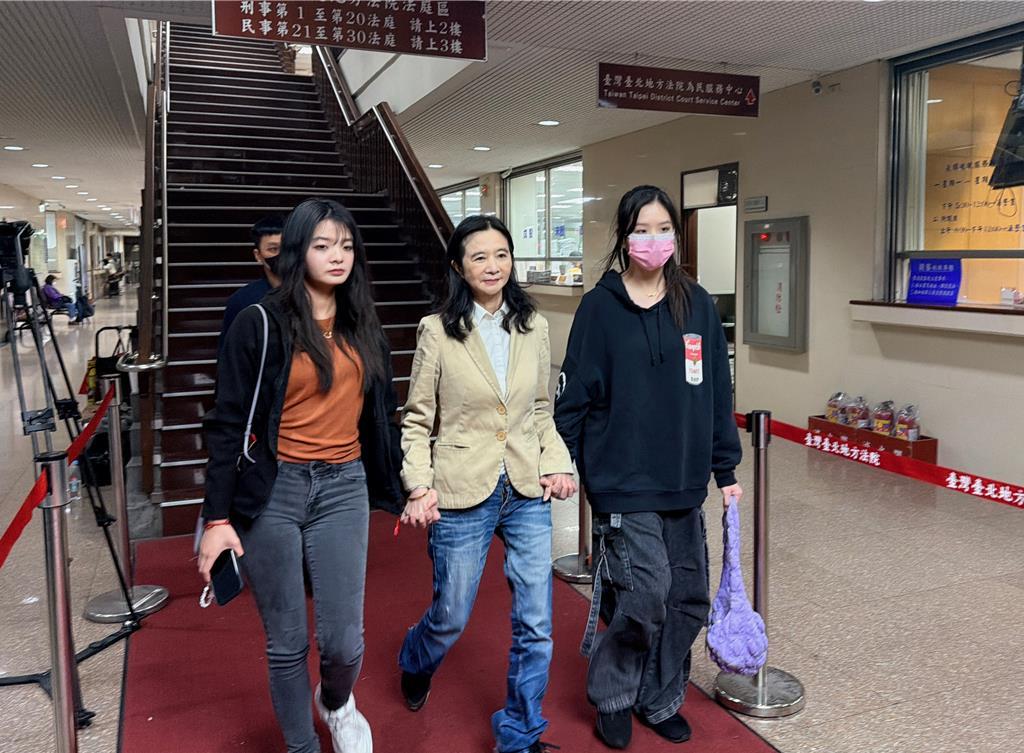 台北市议员应晓薇（如图所示）在女儿的陪伴下走出法院。随后，其女儿代为发言称：“感