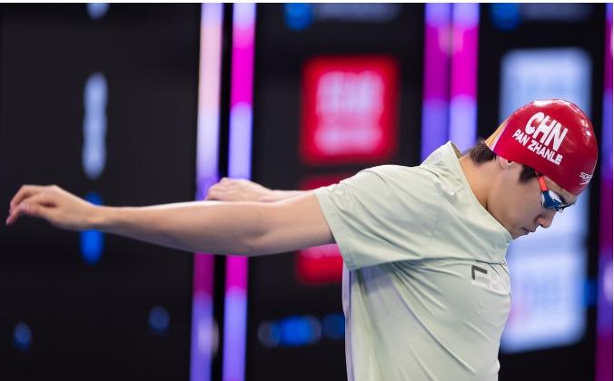 潘展乐荣膺冠军的光辉时刻却遭遇海外媒体的非议！那位因猛烈抨击孙杨而声名鹊起的英国