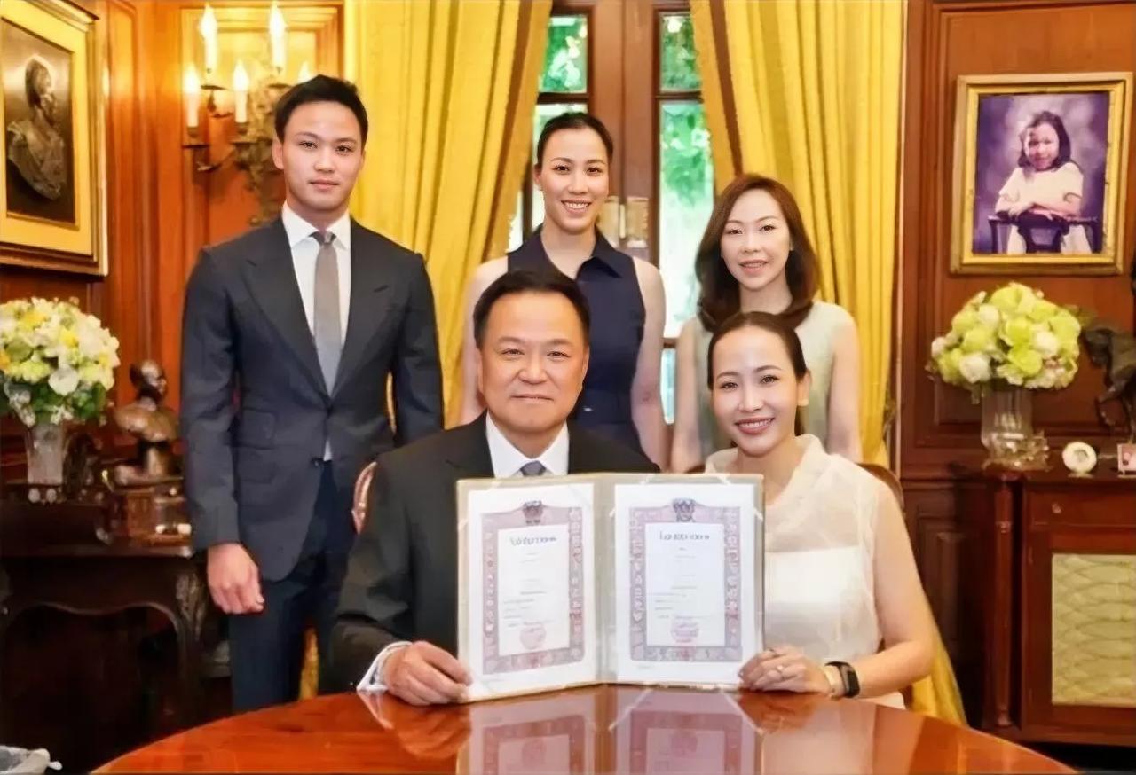 据外媒报道称，泰国总理阿努廷（59岁）于2月13日与他的约会对象塔纳农结婚，塔纳