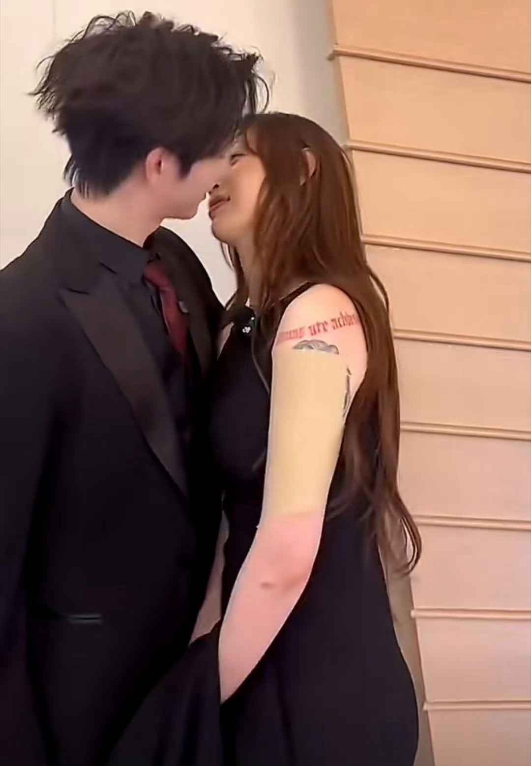 压根没亲上，纯纯借位氛围感罢了。陈律痞幼接吻