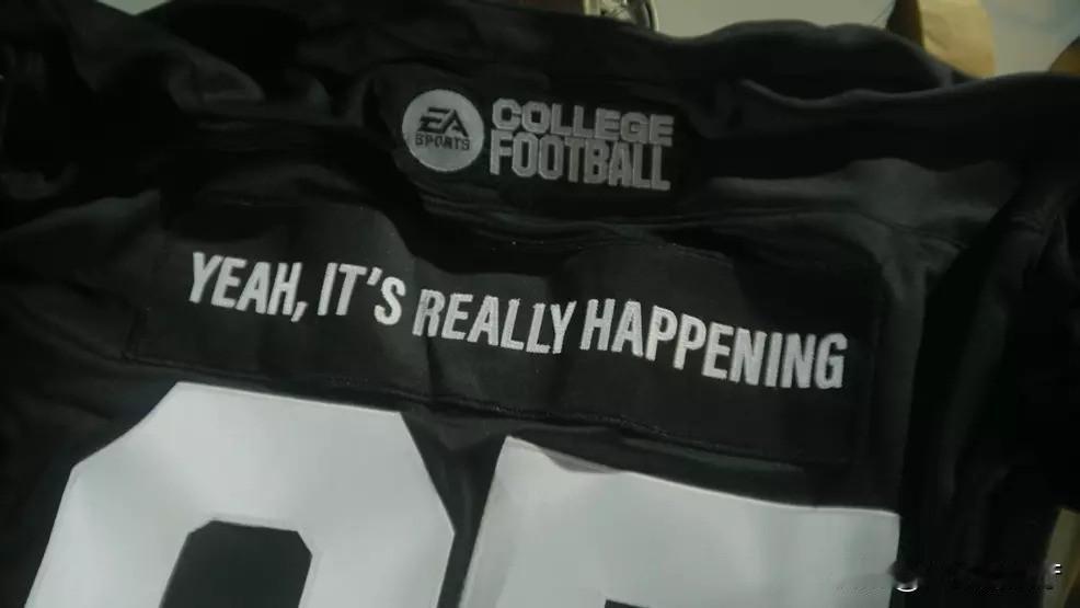 随着橄榄球游戏《EA Sports大学橄榄球25》正式定于夏季发售，开发商开始陆