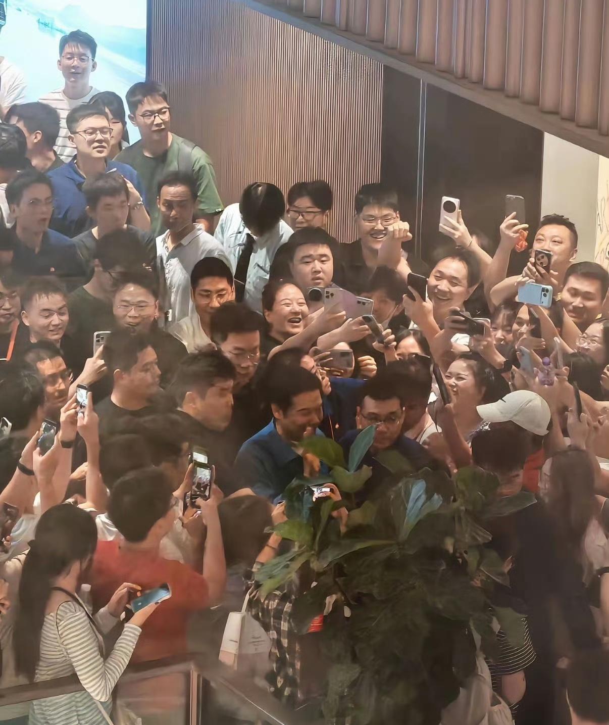 雷军不愧是顶流！！
走哪都能受到年轻人的拥戴，
里三层外三层的[吃瓜群众]
不知