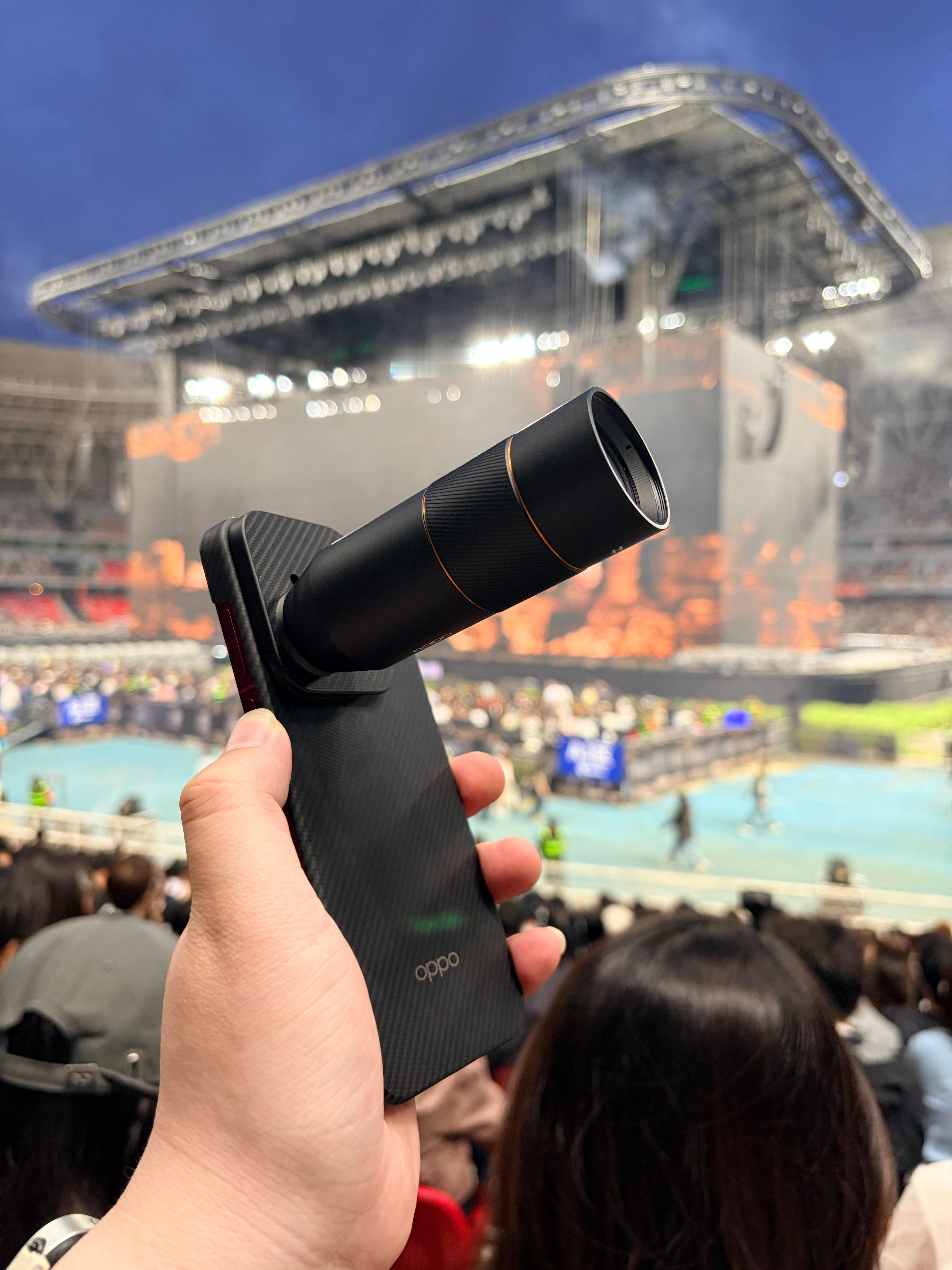 薛之谦演唱会的安检比我的裤腰带都松，这增距镜摸都没摸我的兜