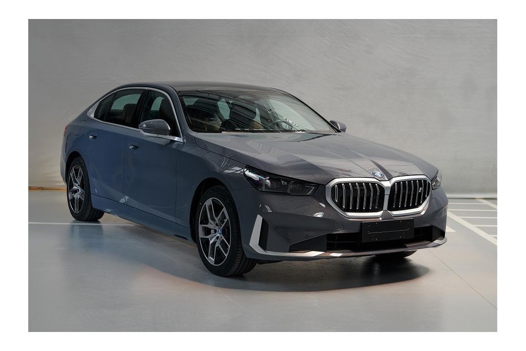 【国产第八代宝马5系长轴距版及i5电动车】看点：7系同款内饰，后排BMW悬浮式巨