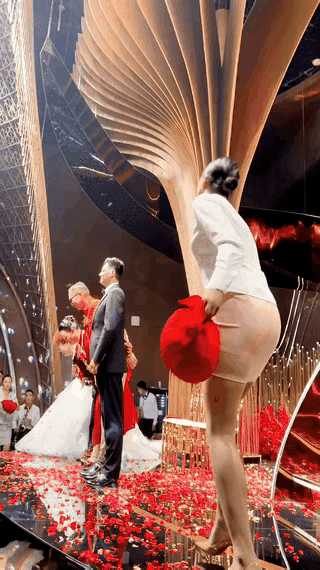 婚礼上这一包花瓣寓意着什么？

是鸿运当头吗？