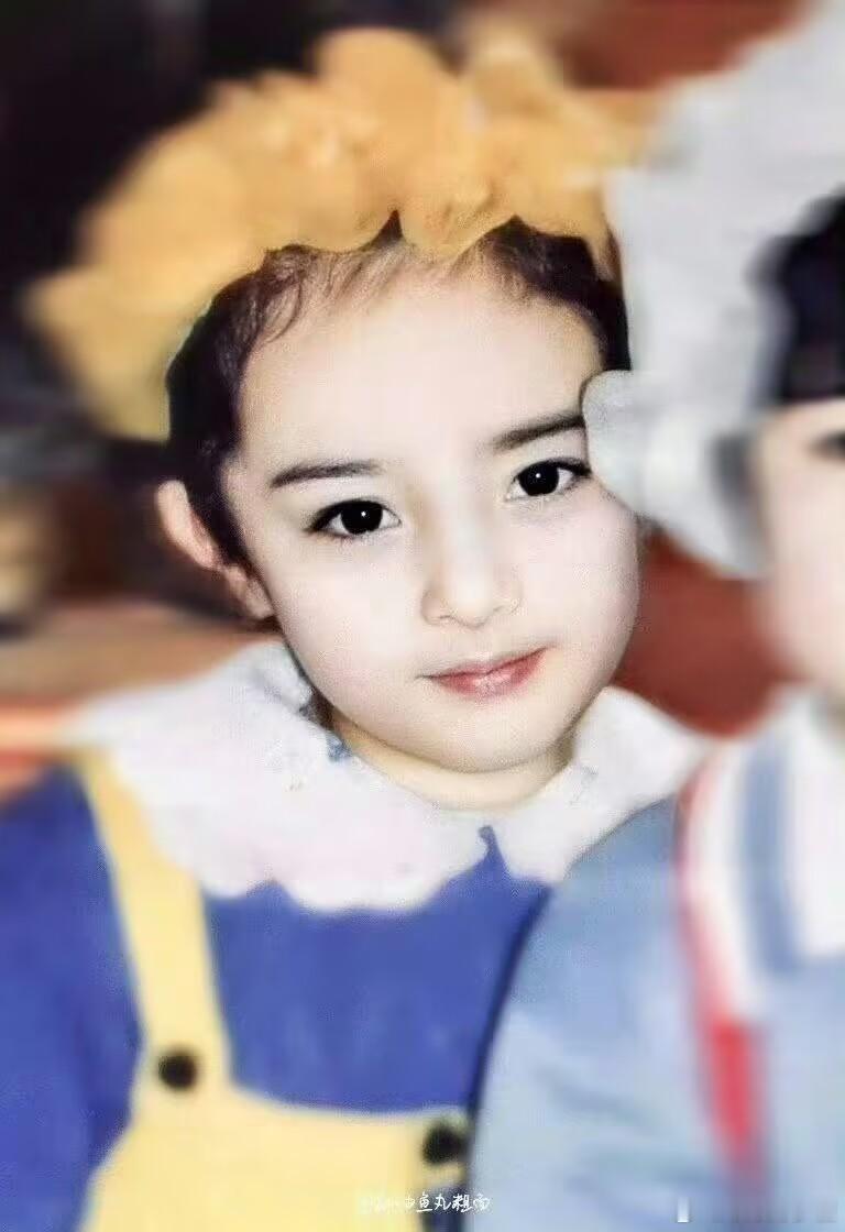 难怪杨幂爸妈小时候舍不得打她这么萌怎么舍得打 