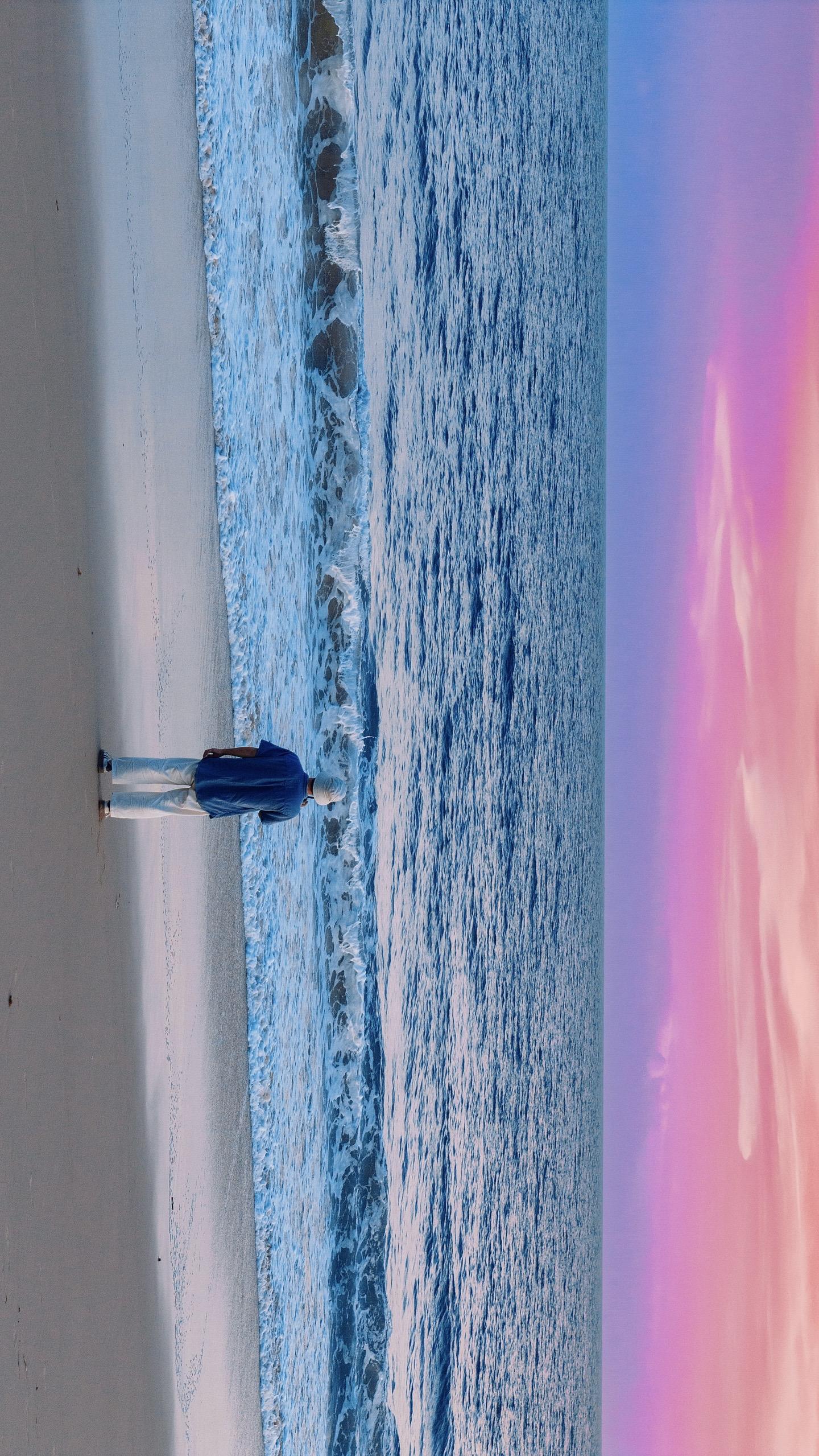 在泉州的海边找到了宫崎骏的夏天。半成半海的泉州崇武 走在城墙上可以看到...