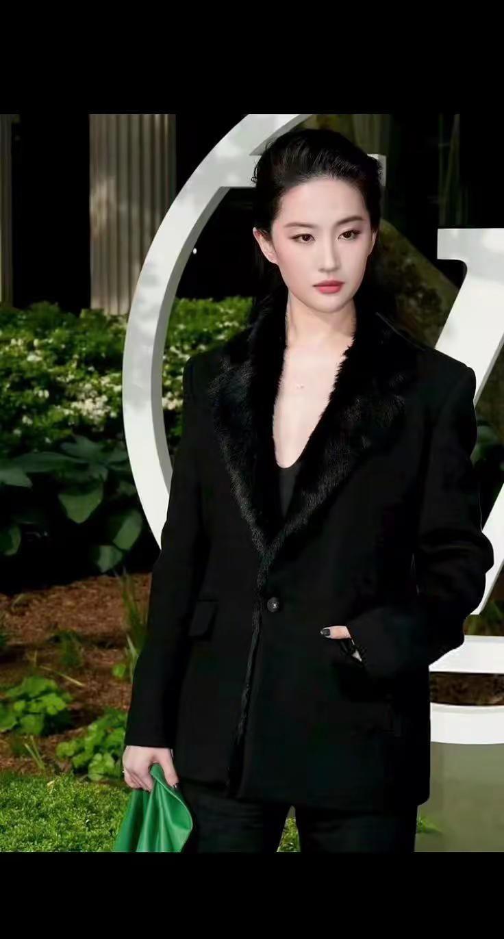 突来的雷阵雨。北京今年的6月，晚上微凉。vogue风范 刘亦菲出席 2026时尚
