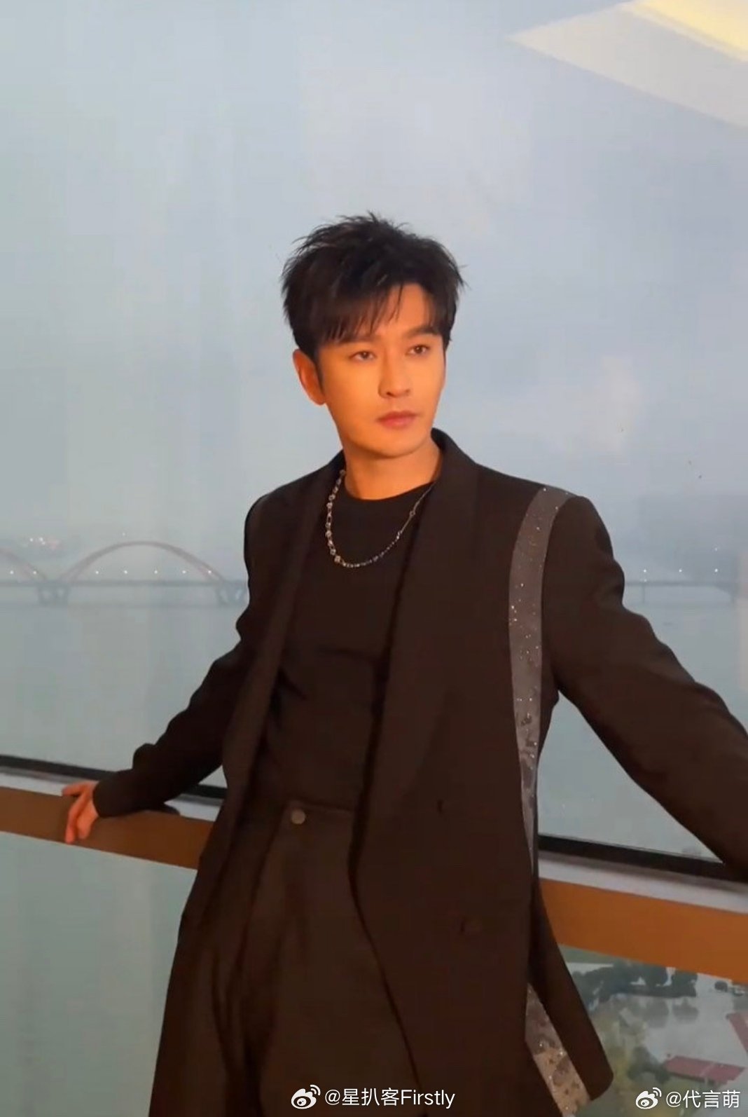 黄晓明在重庆组海尔兄弟团线下偶然碰面聊天随性自在，几位熟人凑在一起氛围感轻松欢乐