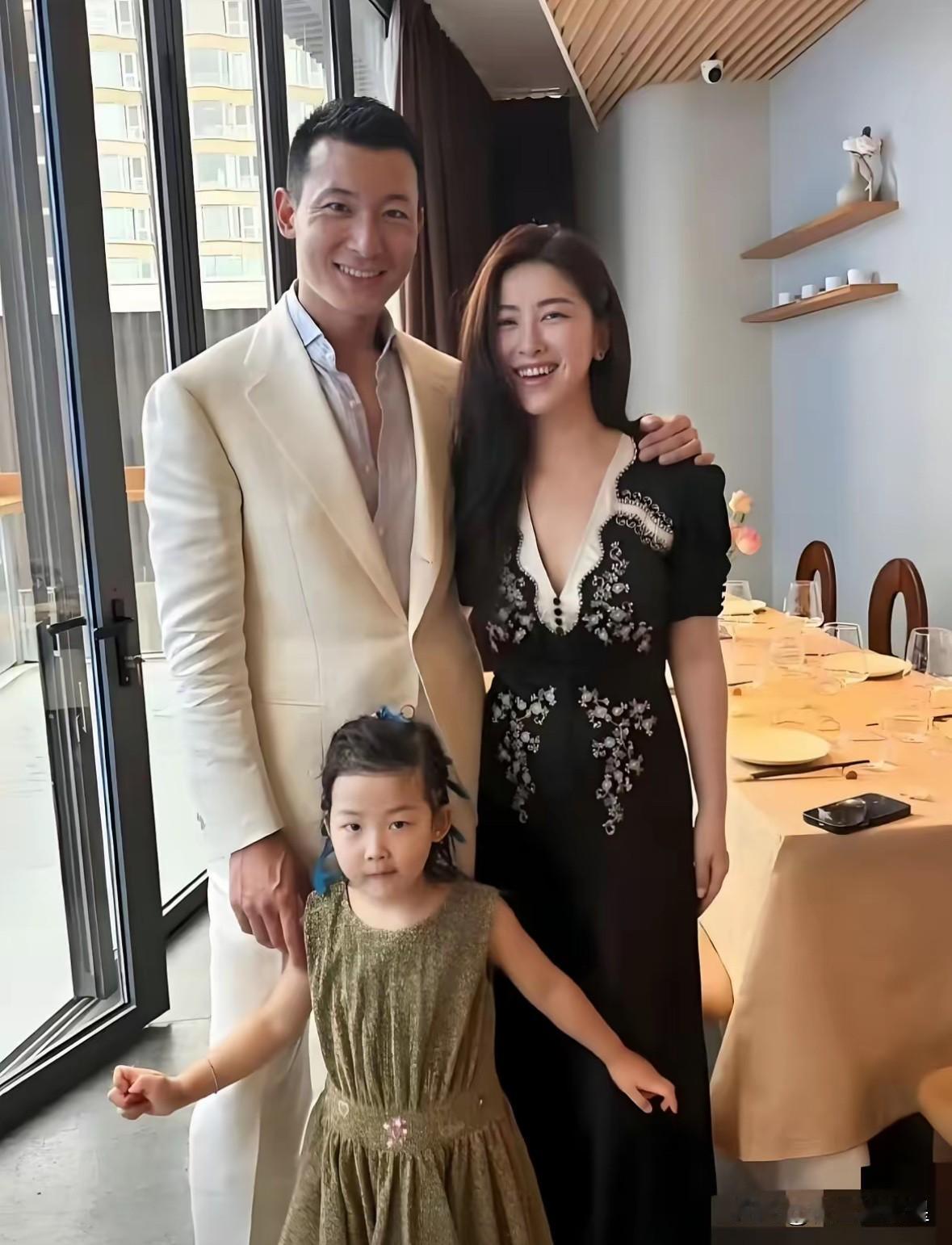 外界眼中“下嫁”的表象与实际“门当户对”的本质形成呼应。朱珠家世显赫、颜值出众，